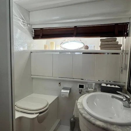 Hotel en barco The Bridge - Your Dream In *
