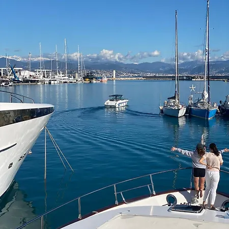 The Bridge - Your Dream In Hotel en barco