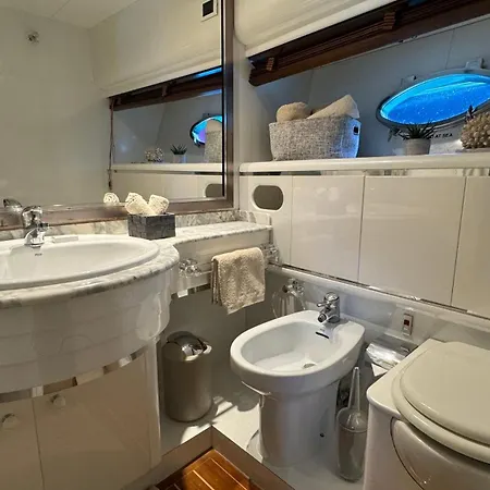 Hotel en barco The Bridge - Your Dream In Antibes